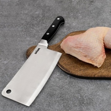 Большой стальной кухонный нож для мяса и овощей.