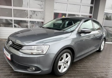 Volkswagen Jetta VI Sedan 1.2 TSI 105KM 2013 Volkswagen Jetta Salon Polska. Serwis ASO Czujniki 1.2 Benzyna 105KM, zdjęcie 18
