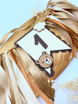 Вымпел-перетяжка на стул, гирлянда с номером - мишкой и лентами.