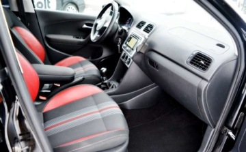Volkswagen Polo V Hatchback 5d 1.2 70KM 2012 Volkswagen Polo Nawigacja, Czujniki parkowania, Podgrzewane fotele 1.2 70KM, zdjęcie 5
