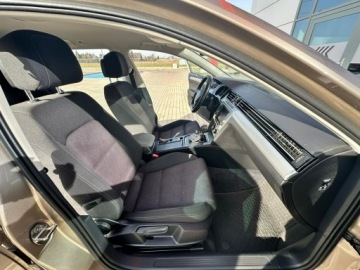 Volkswagen Passat B8 Variant 2.0 TDI BlueMotion SCR 150KM 2016 Volkswagen Passat Variant Łopatki Grzany fotel, zdjęcie 13