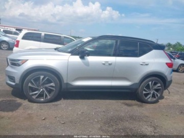 Volvo XC40 Crossover 2.0 T5 247KM 2019 Volvo XC 40 T5 Momentum 2019 2.0l 2.0 Benzyna 248KM, zdjęcie 2