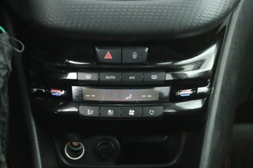 Peugeot 2008 I SUV Facelifting 1.2 PureTech 130KM 2016 Peugeot 2008 1.2 PureTech, Salon Polska, zdjęcie 10