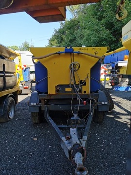 Прицепной солнечный разбрасыватель песка Schmidt 1,1 м3