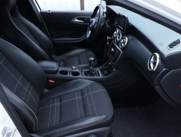 Mercedes Klasa A W176 Hatchback 5d 1.6 180 BlueEFFICIENCY 122KM 2013 Mercedes A A 180, Skóra, Xenon, Bi-Xenon, Klima, zdjęcie 8