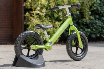 Беговел CRUZEE 12 дюймов, черный, зеленые колеса