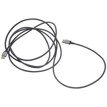 Видеокабель 8k между мужчинами и монитором с видеокабелем