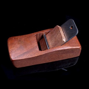 Небольшой строгальный станок для работы по дереву. Ручной строгальный станок