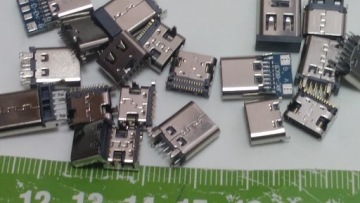 Набор из 30 различных разъемов USB-C типа C.