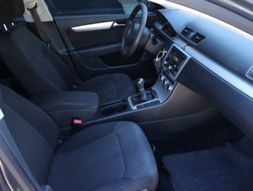 Volkswagen Passat B7 Variant 1.6 TDI CR DPF BlueMotion 105KM 2013 VW Passat 1.6 TDI, Salon Polska, Navi, Xenon, zdjęcie 8