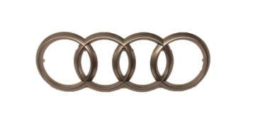 Эмблема AUDI на крышке двигателя