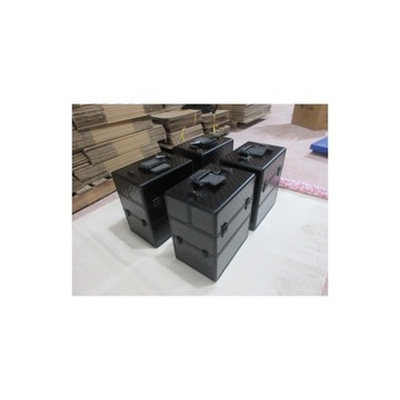 Косметичка, лак, лампа, большой двухсекционный чемодан, черный чемодан.