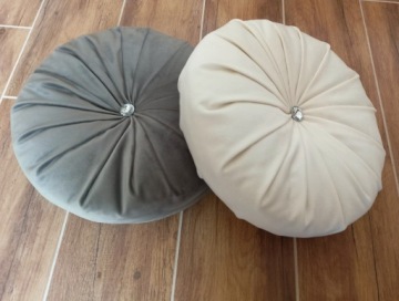 Декоративная подушка, круглая, бархат бежево-бежевого цвета.