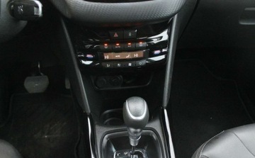 Peugeot 2008 I SUV Facelifting 1.2 PureTech 110KM 2018 Peugeot 2008 1.2 Benzyna 110KM, zdjęcie 15