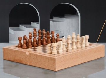 Набор шахматных фигур из дерева с ярко выраженной текстурой.