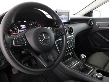 Mercedes GLA I Off-Roader Facelifting 1.6 180 122KM 2019 Mercedes GLA 180 navi klima grzane fotele czujniki, zdjęcie 13