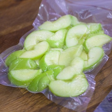 2 рулона безопасных вакуумных пакетов для вакуумной упаковки пищевых продуктов.