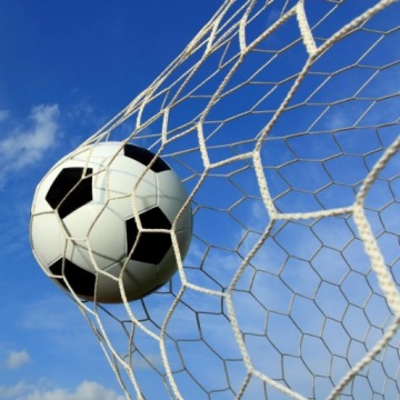 Футбол к ноге ноги футбольного футбола Черно -белый вшит в патчах