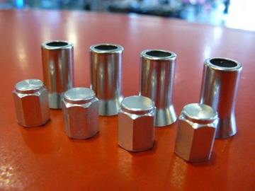 КРЫШКИ ГАЙКИ КЛАПАНА АЛЮМИНИЙ + КРЫШКА 02506