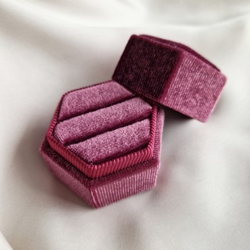 БАРХАТНАЯ КОРОБКА ДЛЯ ОБРУЧАЛЬНЫХ КОЛЬЦ ФУКСИЯ РОЗОВЫЕ КОЛЬЦА