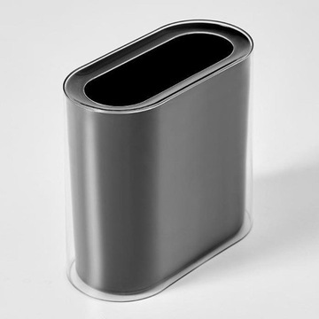Небольшой контейнер для мусора в офисе.
