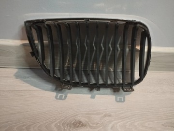 BMW 1 E81 E87 2005 MŘÍŽKA CHLADIČŮ LEDVINA LEVÝ MASKA