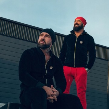 БЕЛАЯ БАЗОВАЯ ФУТБОЛКА УЗКОГО КРОЯ С ОЛИВКОВЫМ ПРИНТОМ