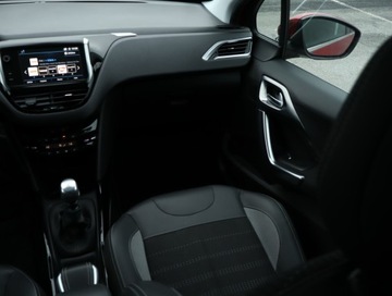 Peugeot 2008 I SUV Facelifting 1.2 PureTech 130KM 2018 Peugeot 2008 1.2 PureTech, Salon Polska, zdjęcie 7