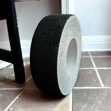 ЛЕНТА ПРОТИВОСКОЛЬЗЯЩАЯ 50/18 ДЛЯ ЛЕСТНИЦ, ЧЕРНАЯ, предупредительная, ПРОЧНАЯ ВНЕШНЯЯ