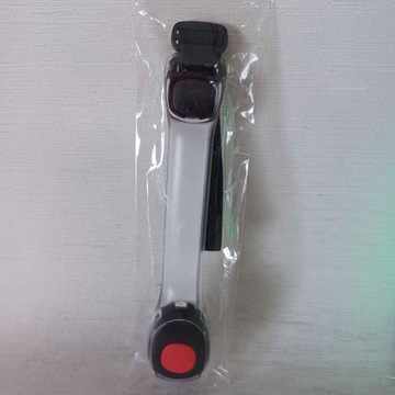 Светоотражающая полоса с красной светодиодной лентой.