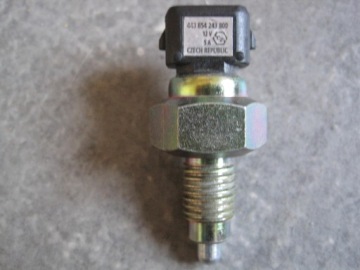 WŁĄCZNIK ŚWIATEŁ COFANIA SKODA