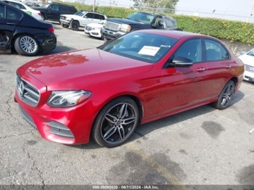 Mercedes Klasa E W213 2019 Mercedes-Benz Klasa E 2019 Mercedes-Benz E-Class E 300 RWD Sedan 2.0 241KM, zdjęcie 2