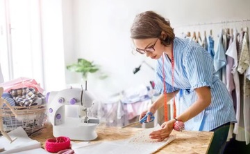 ПОРТАТИВНАЯ МИНИ-ШВЕЙНАЯ МАШИНА С ПОДСВЕТКОЙ АКСЕССУАРЫ БЛОК ПИТАНИЯ + СТОЛ