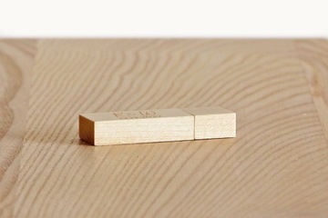 Коробка с гравировкой для фотографий 18х23 на флешке.