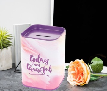 ПРЯМОУГОЛЬНАЯ МЕТАЛЛИЧЕСКАЯ КОПИЛКА, ОТКРЫТАЯ ДЛЯ ДЕНЕГ, ФИОЛЕТОВАЯ БАНКА