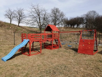 Детская площадка, деревянный мостик, скалодром.