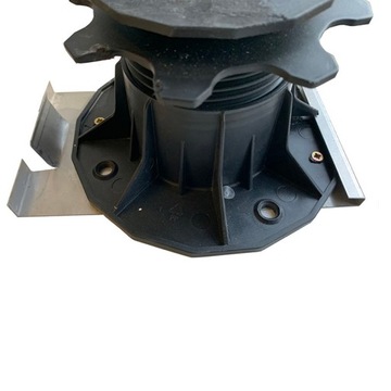 Зажимное крепление нижней плитки вентилируемой террасы