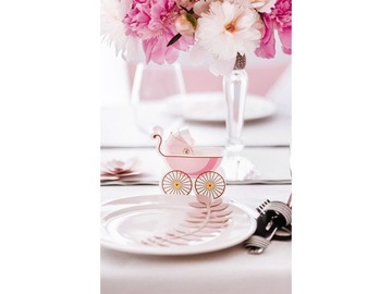 Пастельно-розовое украшение из веток для свадебного приема