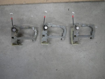 BMW E39 DRŽÁK STOJAN KAZETA RÁMEČEK DRŽÁKY TÁHLO KLIKY PŘEDNÍ LEVÝ ALU