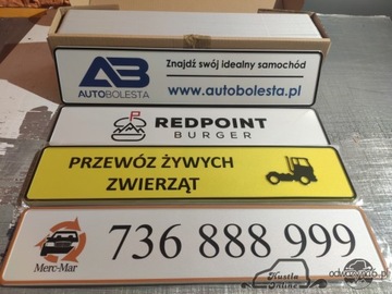 Полированная алюминиевая доска с напечатанным на ней дизайном.