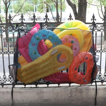 Большая подвесная сумка для хранения в бассейне.