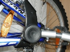 ПРИКРЕПЛИТЕ РУЧКУ СИНЕЙ ПТИЦЫ К ВЕЛОСИПЕДНОМУ ПРИЦЕПУ