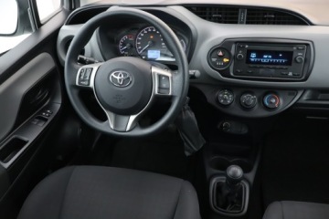 Toyota Yaris III Hatchback 5d Facelifting 2017 1.0 VVT-i 72KM 2019 Toyota Yaris 1.0 VVT-i, Salon Polska, Serwis ASO, zdjęcie 6