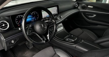 Mercedes Klasa E W213 Limuzyna 2.0 220d 194KM 2020 Mercedes-Benz Klasa E E220 4matic Od dealera Kamera cofania LED Martwe Pole, zdjęcie 8