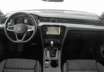 Volkswagen Passat B8 Variant Facelifting 2.0 TDI SCR 200KM 2023 Volkswagen Passat Variant 2.0TDI 200KM DSG, Business, Czujniki parkowania,, zdjęcie 13