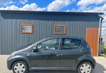 Toyota Aygo I Hatchback 5d Facelifting 1.0 VVT-i 68KM 2012 Toyota Aygo 5-cio drzwiowa, Klimatyzacja, Model po Liftingu Benzyna 68KM, zdjęcie 1