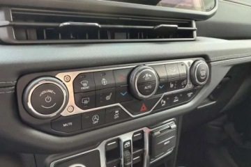 Jeep Wrangler IV 80th Anniversary 2d  Seria 6 2.0 GME Turbo 272KM 2025 Jeep Wrangler SAHARA GME 2.0 Turbo 272 KM ALPINE Polski Salon Od reki, zdjęcie 21