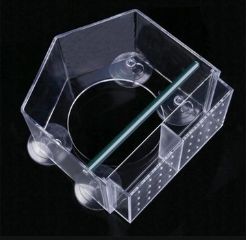 Прозрачная кормушка для птиц на присосках на окно.