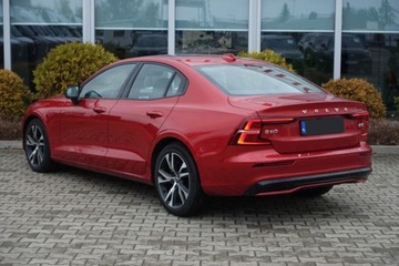 Volvo S60 III Sedan Facelifting 2.0 B5 250KM 2024 Volvo S60 Bezwypadek B5 AWD UltimateDark Kamera360 ACC R-Design FV23, zdjęcie 3
