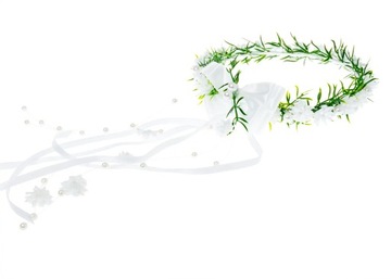 Венок для причастия с искусственными белыми цветами, жемчугом и длинной белой лентой.